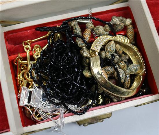 A small quantity of mixed costume jewellery.